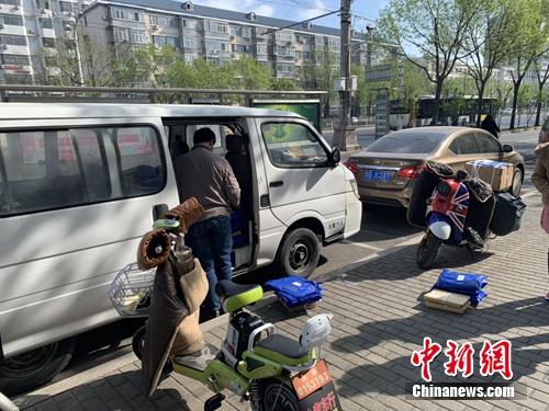 正在忙碌的快递小哥。/p中新网 吴涛 摄