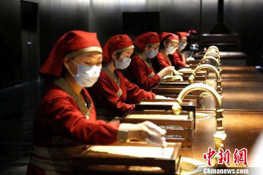 山东拥有青岛海尔、东阿阿胶等工业旅游示范点近400家。图为东阿阿胶擦胶车间。　沙见龙 摄