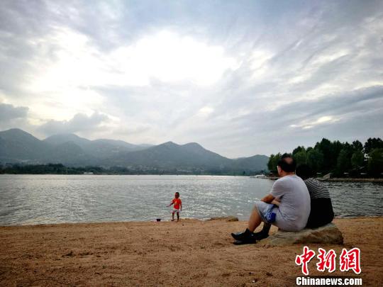 据业内人士预测，本次“五一”假期，周边游、近郊游将成为出游首选；家庭游、亲子游比例将提高。(资料图) 沙见龙 摄