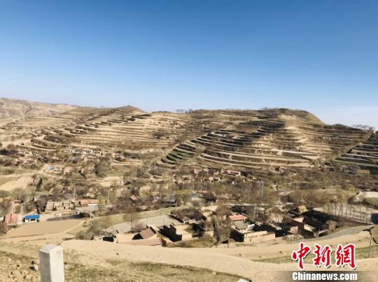 图为散落在山窝里的渭源县山区村民。　闫姣 摄