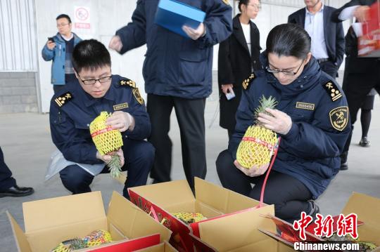 平潭海关靠前站位助力平潭口岸首条“高雄-平潭”货运直航航线首航。福州海关供图