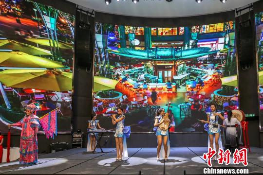 图为海南旅游促销团在吉隆坡推介会上的文艺演出。　林芳浚 摄