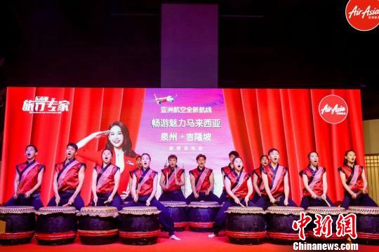华侨大学马来西亚学生在发布会上表演由马来西亚华人创立的二十四节令鼓。　钟欣 摄