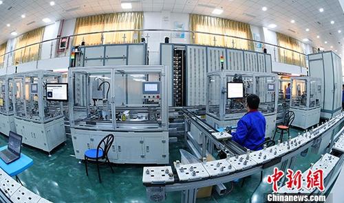 3月23日，记者从中国航天科工集团有限公司(中国航天科工)获悉，中国航天科工与德国西门子已共同打造出连接器智能工厂样板间。图为该样板间的工作场景。 中国航天科工 供图