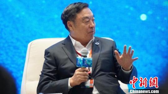 图为中国企业家俱乐部副理事长马蔚华、原招商银行行长马蔚华谈企业参与脱贫攻坚。　魏建军 摄