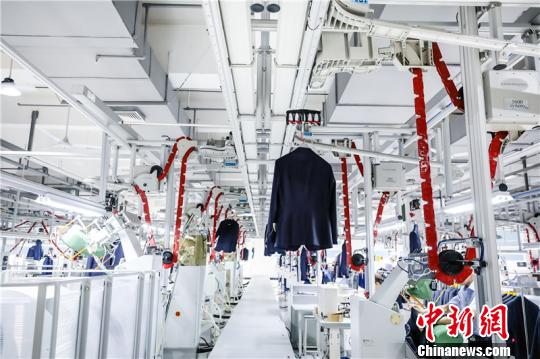 图为雅戈尔西服智能工厂。　雅戈尔提供 摄