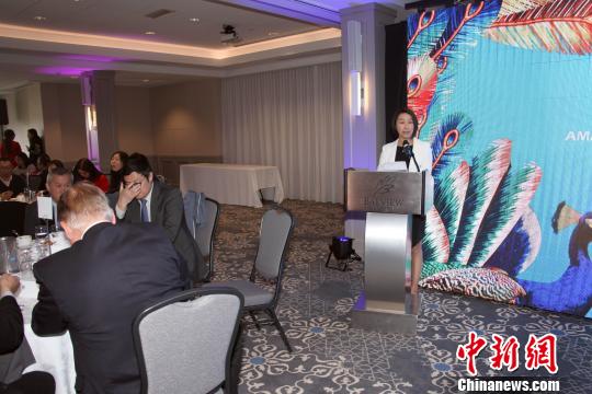 加拿大云南总商会会长朱燕(右)在商务推荐会上介绍云南营商环境、招商引资方向及代表性重点项目等。　余瑞冬 摄