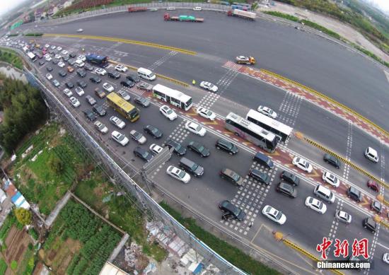 资料图：道路交通。 殷立勤 摄