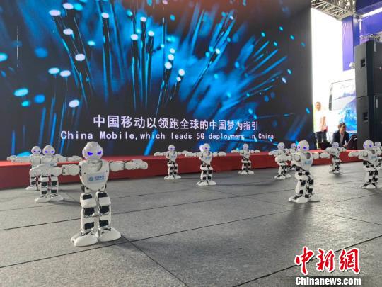 5G+机器人项目展示。　张斌 摄