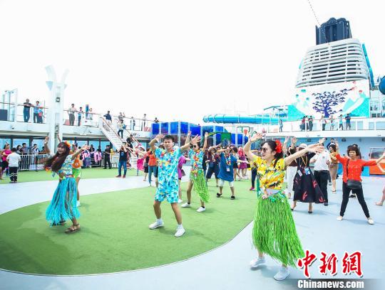 游客在豪华邮轮“世界梦号”甲板上跳舞。通讯员供图