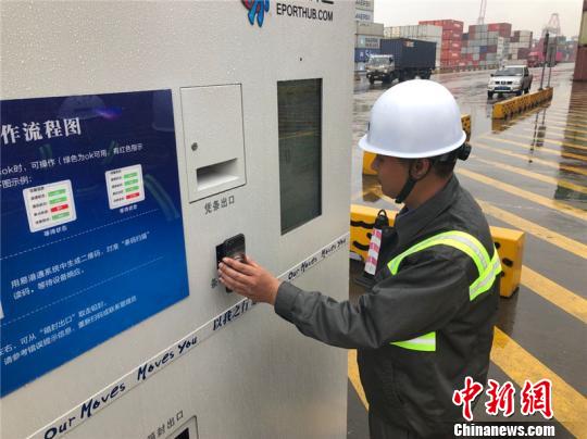 图为进出卡口无纸化。宁波舟山港提供