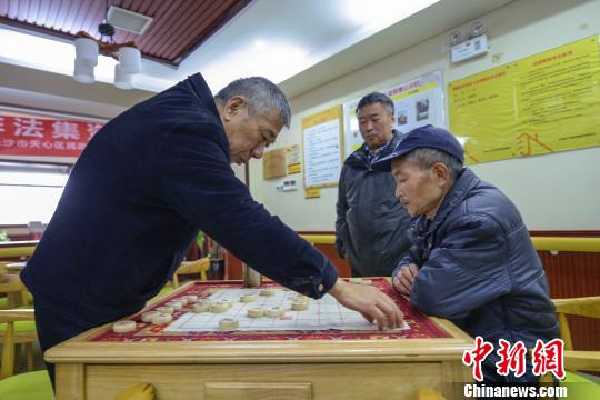 老人在长沙湘园社区居家养老服务中心下象棋。　辜鹏博 摄