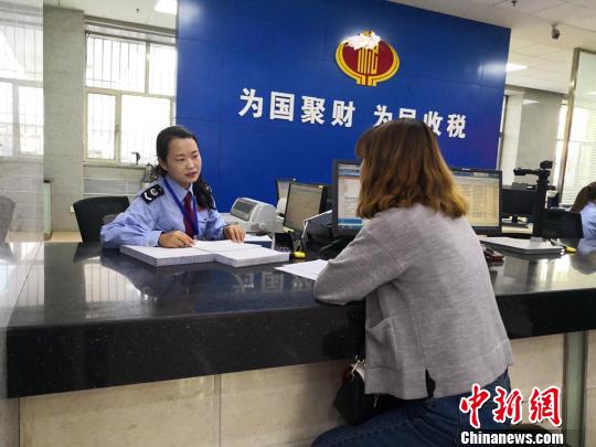 图为办税人员在办理相关涉税事宜。(资料图) 杜萍 摄