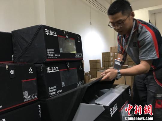 为响应国家“绿色物流”号召并减轻茶商包装成本，顺丰升级茶叶特质包装，并创新性地试点投入“丰BOX”可循环包装，倡导“绿色包装”。　吴兰 摄