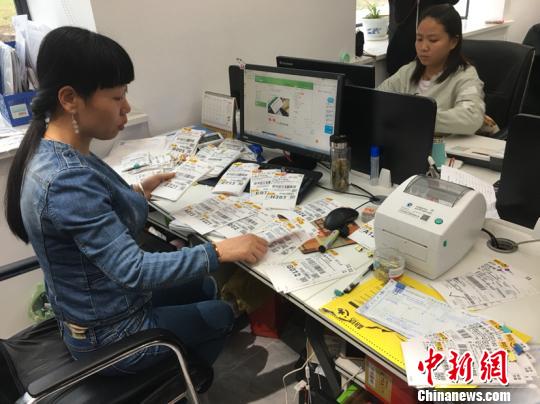 一茶企工作人员正在整理当日发货快递单。　吴兰 摄