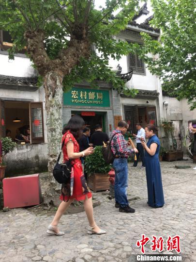 位于5A景区宏村内的邮局成为游客邮寄当地土特产的重要网点。　吴兰 摄