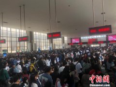 郑州铁路局假期首日预发旅客70万人 将刷新单日新高