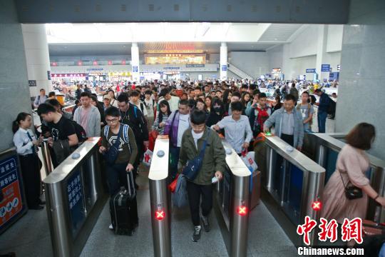 图为南昌站里的旅客排队进站。　张学东 摄