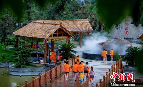 游客在贵州泡温泉。石阡宣传部供图