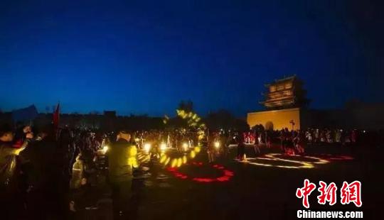 图为甘肃嘉峪关关城开启“夜游”新模式。　甘肃省文化和旅游厅供图 摄