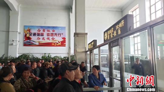 图为插秧客排队准备上车。(苏涛摄)