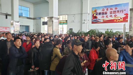 图为插秧客排队准备上车。(苏涛摄)