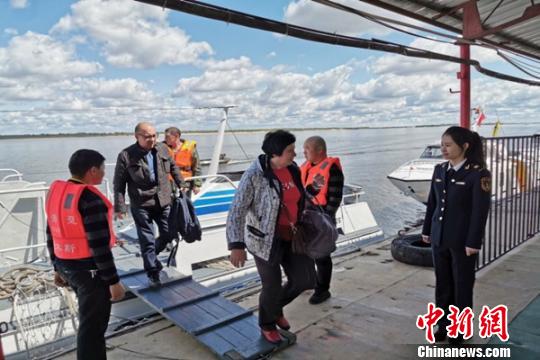 图为俄罗斯哈巴罗夫斯克游客登岸。(史轶夫摄)