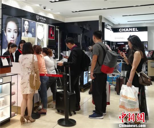 旅客在海口机场免税店购物