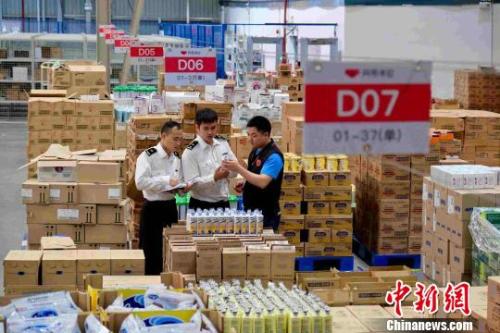 海关人员正在验放跨境电商货物 韩建全 摄