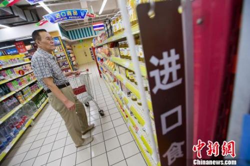 资料图：民众在超市选购进口商品。　张云　摄