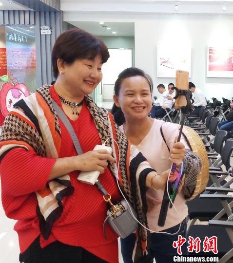图为网红“巧妇九妹”甘有琴(右)在做直播。　冯抒敏 摄