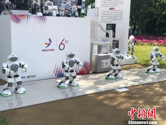 正在跳舞的机器人。　潘沁文 摄