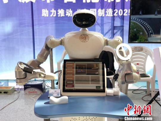 能够“望闻问切”的中医体检机器人。　潘沁文 摄