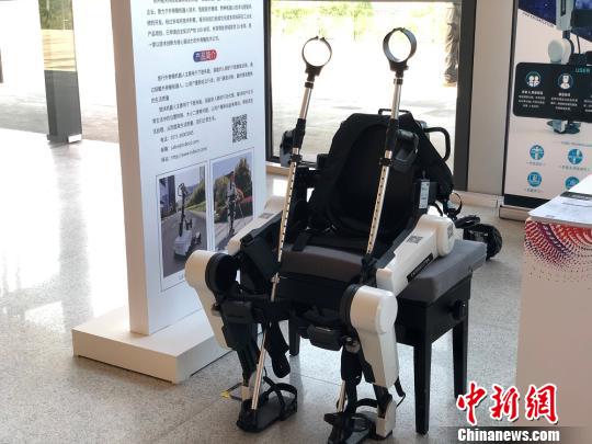 悠行外骨骼机器人将应用于医疗康复。　潘沁文 摄