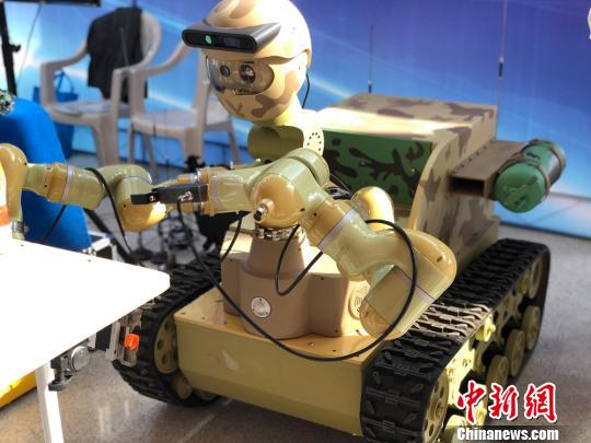 应急侦测特种机器人“兴国5号”。　潘沁文 摄