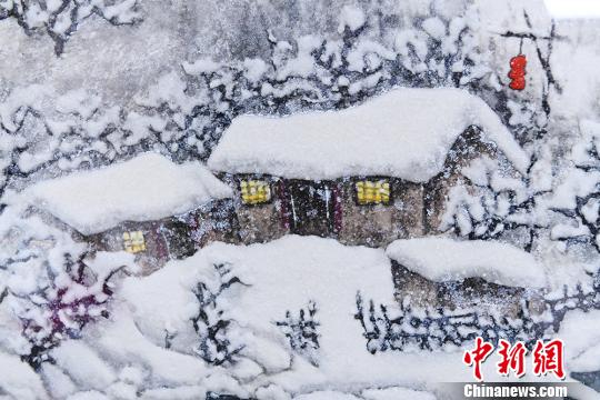 图为用井盐制作的画。　杨艳敏 摄