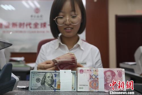资料图：银行工作人员正在清点货币。/p中新社记者 张云 摄