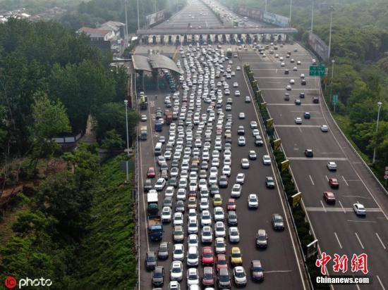 2019年5月1日，江苏南京，沪宁高速南京主线收费站，入城车辆排队积压。 图片来源：IC photo