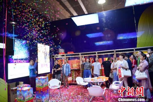 产品展示。　彭红霞 摄