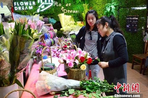 随着5月12日母亲节的到来，记者通过采访多位市民发现，母亲节给母亲送礼物的现象已经越来越普遍，并且老年消费市场也持续转型升级。 在青海西宁市，多家鲜花零售店和鲜花零售的生意都迎来了“小高峰”，母亲节前的鲜花预订量是平时的4倍。图为5月9日，市民李俊欣正在等待花艺师包装送给奶奶的康乃馨，她已经连续5年在母亲节这天给奶奶送鲜花了。/p中新社记者 鲁丹阳 摄