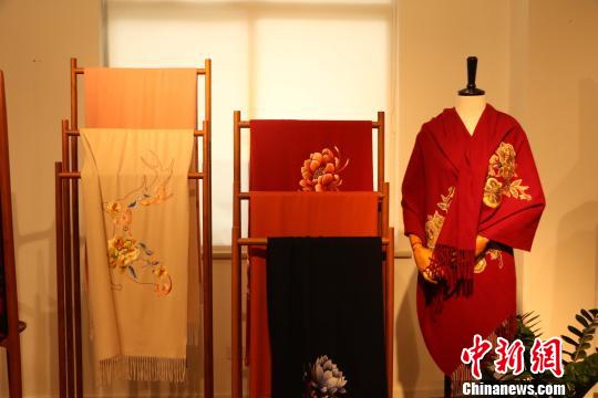 雅莹服装展示 孙婧宜 摄