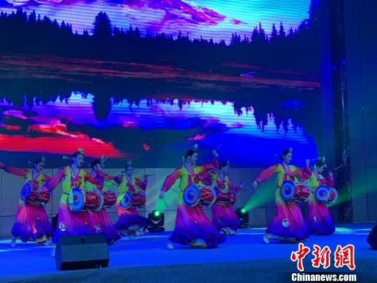 活动开始后，具有吉林民俗风情的舞蹈、视频，演绎着吉林美食、民俗文化，让现场的观众体验着吉林的旅游特色。　刘小红 摄