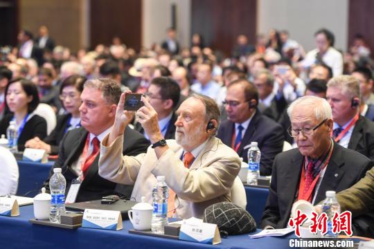 来自60多个国家和地区的全球重要企业领导人、政府官员、国际知名专家学者、著名投资家、金融家参加了首届全球高端制造业大会。　杨华峰 摄