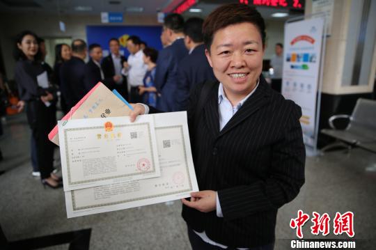 王艳波仅用了一天时间就办理好了营业执照。雨花区宣传部供图