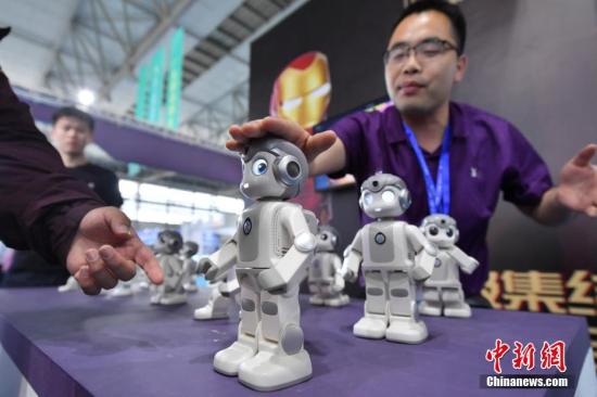 资料图：人工智能机器人。/p中新社记者 任东 摄