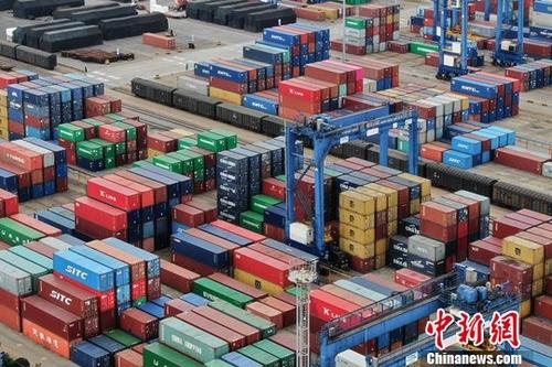 1月14日，中国海关总署发布的数据显示，据海关统计，2018年，中国外贸进出口总值30.51万亿元人民币，比2017年增长9.7%。图为航拍江苏连云港一处集装箱货运码头。(资料图片)/p中新社记者 泱波 摄