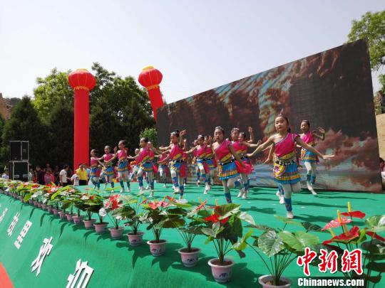 15日，“古槐颂、槐花情、槐花宴、槐花蜜”为主题的石楼县第二届槐花节开幕。　杨杰英 摄