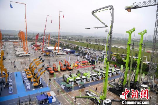 众多大型工程机械设备亮相2019长沙国际工程机械展览会。　杨华峰 摄