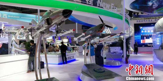 西洽会贵州展区航空航天装备制造展示。　曾实 摄