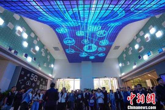 图为参观者正在国家大数据(贵州)综合试验区展示中心参观。/p中新社记者 贺俊怡 摄